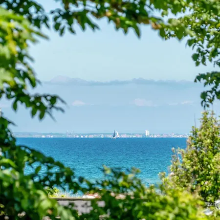 Vakantiehuis Three-bedroom In Dronningmølle