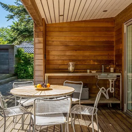 Three-bedroom In Vakantiehuis Dronningmølle